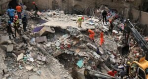 لياري ۾ عمارت ڪرڻ واري سانحي ۾ فوتين جو انگ وڌي 27 ٿي ويو؛ علائقو سوگوار ۽ ذميوارن خلاف فوري قدم کڻڻ جو مطالبو