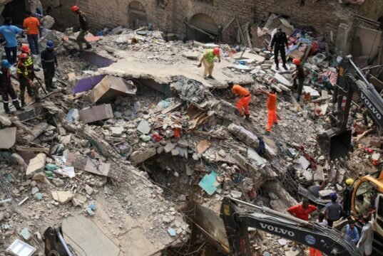 لياري ۾ عمارت ڪرڻ واري سانحي ۾ فوتين جو انگ وڌي 27 ٿي ويو؛ علائقو سوگوار ۽ ذميوارن خلاف فوري قدم کڻڻ جو مطالبو